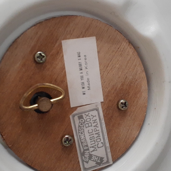 San Francisco Music Box Co. 1989 ceramic "decorating the tree" music box. - Picture 8 of 16
